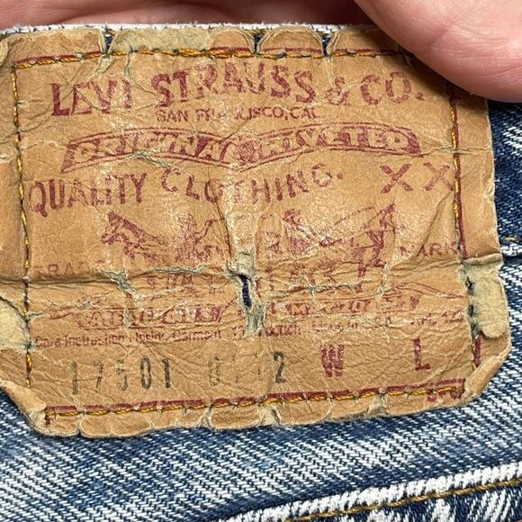 Vintage Levi’s Light Blue Distressed Cut Off Raw Hem Denim Jean Shorts Size 9 - Picture 6 of 6